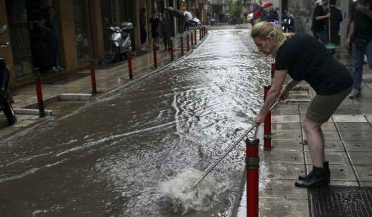 Ποτάμια οι δρόμοι στη Θεσσαλονίκη από την ισχυρή καταιγίδα – Προβλήματα και στα Τρίκαλα από χαλάζι