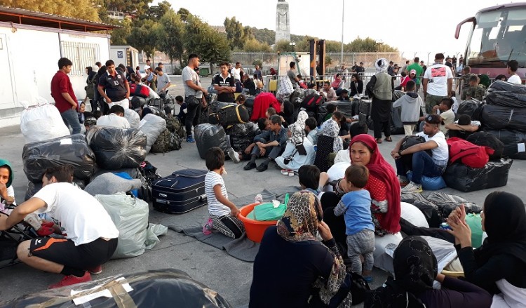 Στον Πειραιά 215 πρόσφυγες και μετανάστες από τη Μόρια