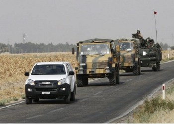 Τουρκικά στρατιωτικά οχήματα περιπολούν στη βόρεια Συρία (φωτ. αρχείου: EPA/STR)
