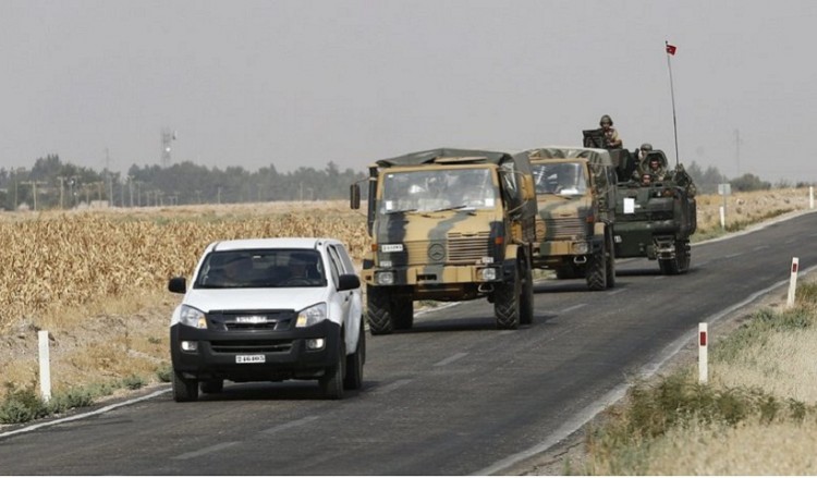 Τουρκικά στρατιωτικά οχήματα περιπολούν στη βόρεια Συρία (φωτ. αρχείου: EPA/STR)