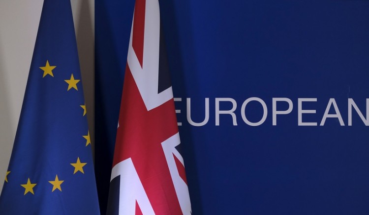 Η Βρετανία τορπιλίζει τη συμφωνία για το Brexit