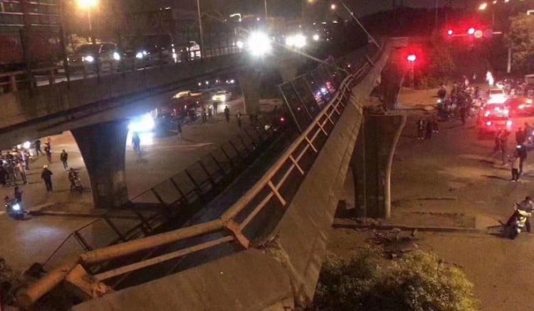 Βίντεο-σοκ από κατάρρευση γέφυρας στην Κίνα