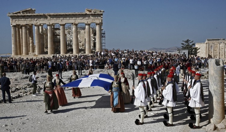75 χρόνια από την απελευθέρωση της Αθήνας – Έπαρση της ελληνικής σημαίας στην Ακρόπολη (φωτο)