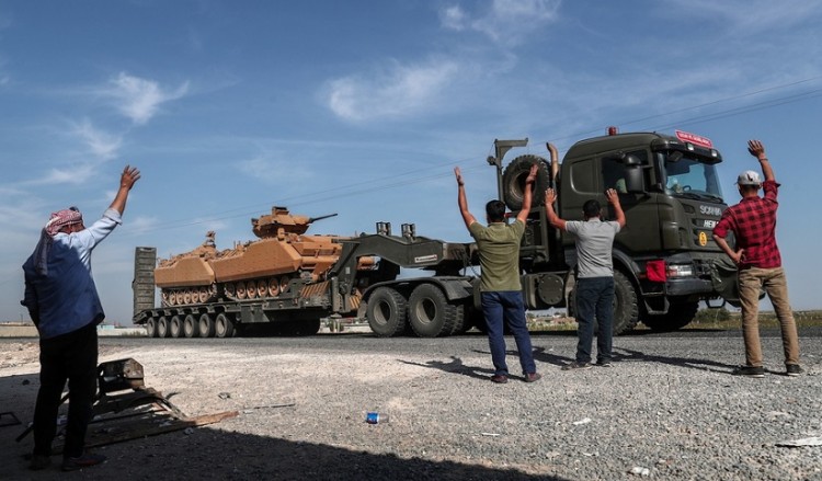 Φόβοι για γενίκευση της σύρραξης στη Συρία – «Σήμα» Ερντογάν για τη Μανμπίτζ