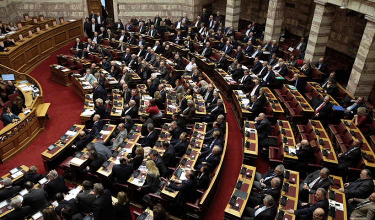 Βουλή: Σύγκρουση Μητσοτάκη-Τσίπρα για τον κατώτατο μισθό