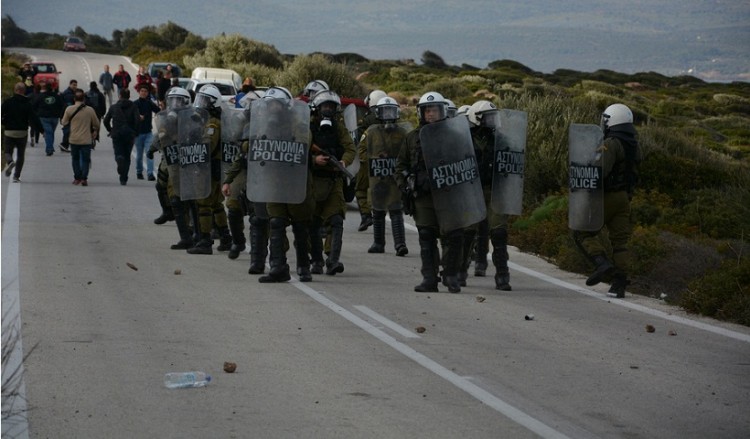 Συλλήψεις για τις επιθέσεις εναντίον αστυνομικών των ΜΑΤ σε Χίο και Λέσβο