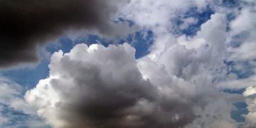 Ο καιρός σήμερα: Συννεφιά και ασθενείς βροχές έως την Τετάρτη