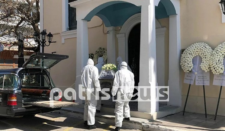 Κορονοϊός: Με προστατευτικά μέτρα η κηδεία του πρώτου νεκρού της επιδημίας