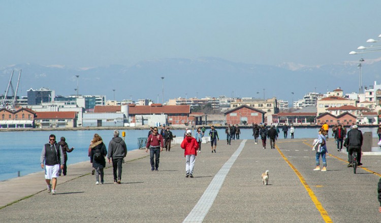Θεσσαλονίκη: Γεμάτη κόσμο η παραλία παρά τις συστάσεις για περιορισμό των μετακινήσεων λόγω κορονοϊού