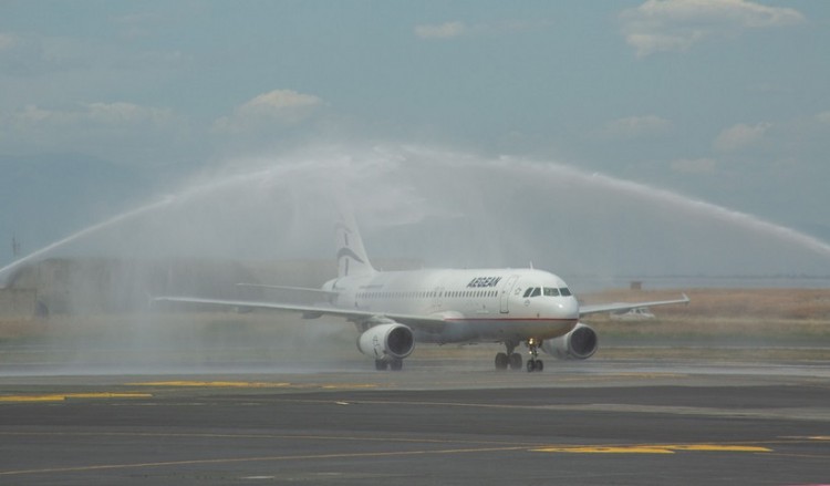 Αεροδρόμιο «Μακεδονία»: Με αψίδα νερού η υποδοχή της πρώτης διεθνούς πτήσης