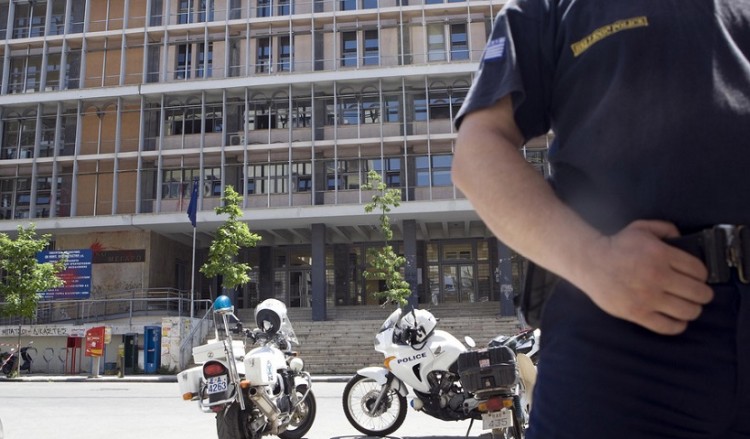 Θεσσαλονίκη: Έπαιζαν πόκερ σε κατάστημα εν μέσω καραντίνας – 18 συλλήψεις  2
