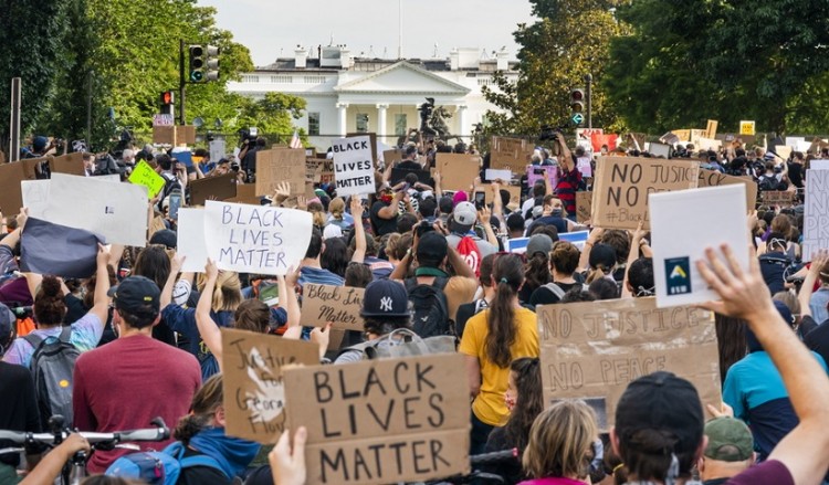 Τζορτζ Φλόιντ: Διαδηλωτές ξανά έξω από τον Λευκό Οίκο – Δυνάμεις του στρατού μεταφέρθηκαν στην περιοχή της Ουάσινγκτον