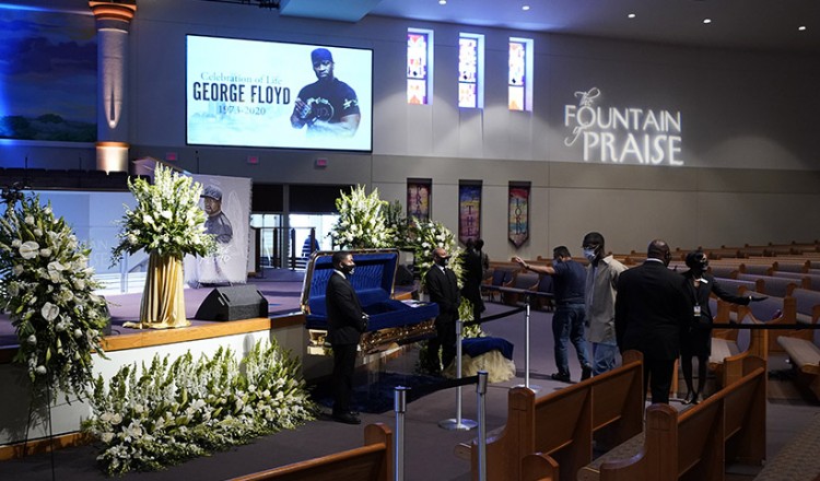 ΗΠΑ: Χιλιάδες άνθρωποι απέτισαν φόρο τιμής στον Τζορτζ Φλόιντ στο Χιούστον (φωτο, βίντεο)