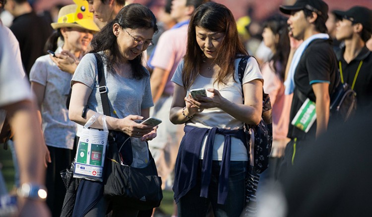 Ιαπωνία: Τέλος η χρήση κινητών για όσους περπατούν σε δημόσιους χώρους