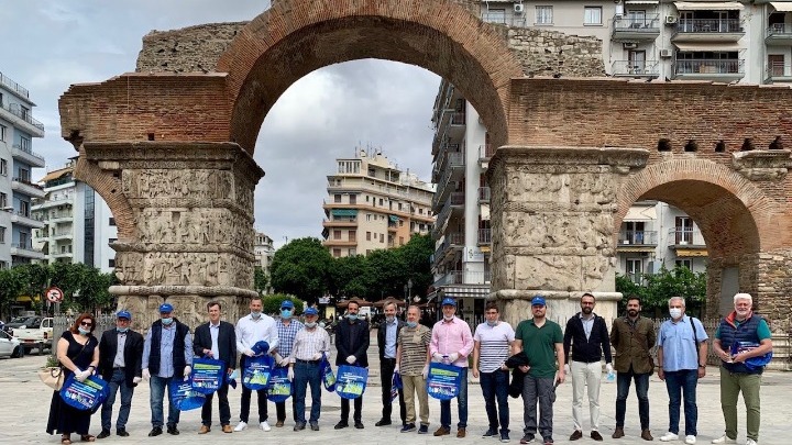 Θεσσαλονίκη: Παλαίμαχοι ποδοσφαιριστές καθάρισαν τη Ροτόντα και την πλατεία Ναυαρίνου
