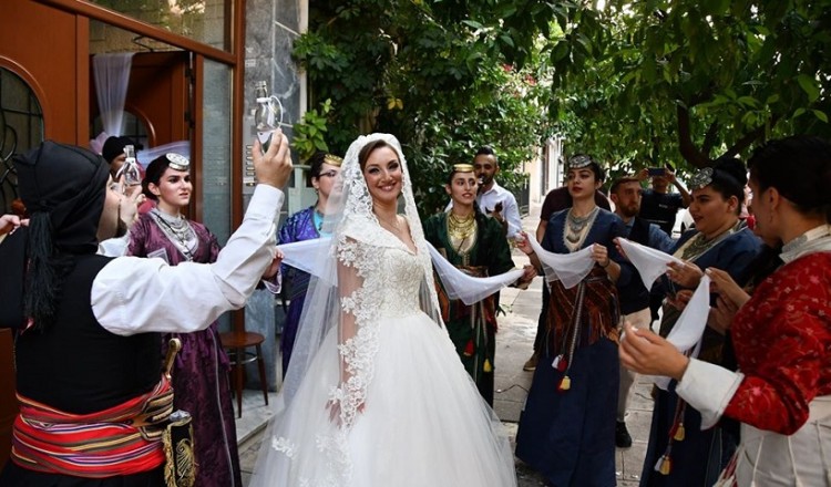 Αγία Βαρβάρα: Με λύρες, νταούλια και ποντιακές φορεσιές παρέδωσαν τη νύφη στον γαμπρό (βίντεο)