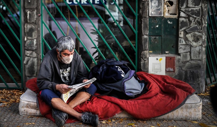 Κορονοϊός: Η πανδημία απειλεί να βυθίσει επιπλέον 100 εκατ. ανθρώπους στην ακραία φτώχεια