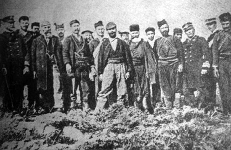 Ο Ελευθέριος Βενιζέλος ανάμεσα σε ομάδα εκπροσώπων της Επανάστασης, στο Ακρωτήρι το 1897 (πηγή: Wikipedia)