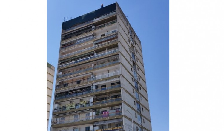Θεσσαλονίκη: Άνδρας απειλεί να πέσει στο κενό από πολυκατοικία