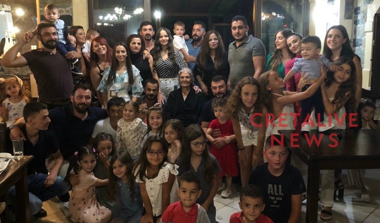 Γιαγιά από την Κρήτη κάλεσε τους απογόνους της για μια φωτογραφία – Έφτασαν απ' όλο το νησί