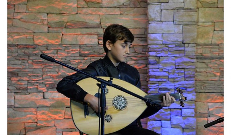 Θεσσαλονίκη: 12χρονος βραβευμένος μουσικός έγραψε βιβλίο για το ούτι στη Χαλκιδική