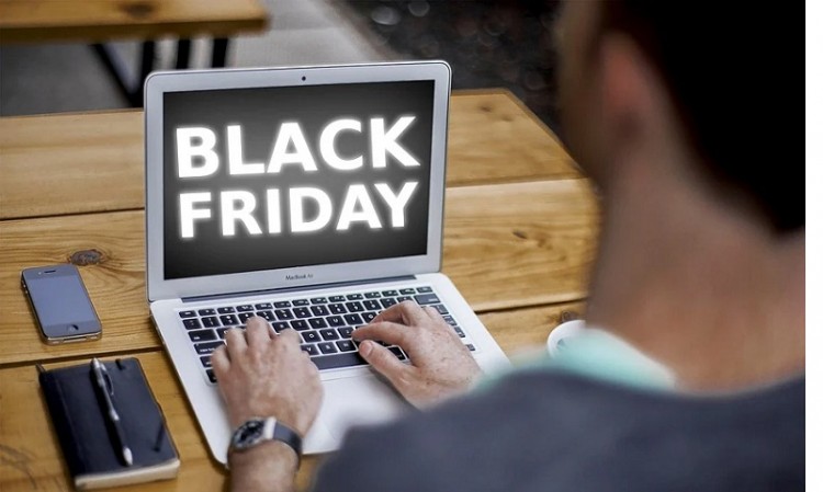 Black Friday: Εκτοξεύτηκαν οι ηλεκτρονικές παραγγελίες