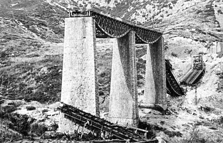 Η κατεστραμμένη γέφυρα στον Γοργοπόταμο