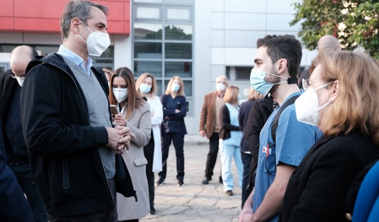 Μητσοτάκης από Ιπποκράτειο Θεσσαλονίκης: Πρώτες ενθαρρυντικές ενδείξεις ότι αρχίζει να μειώνεται το ιικό φορτίο