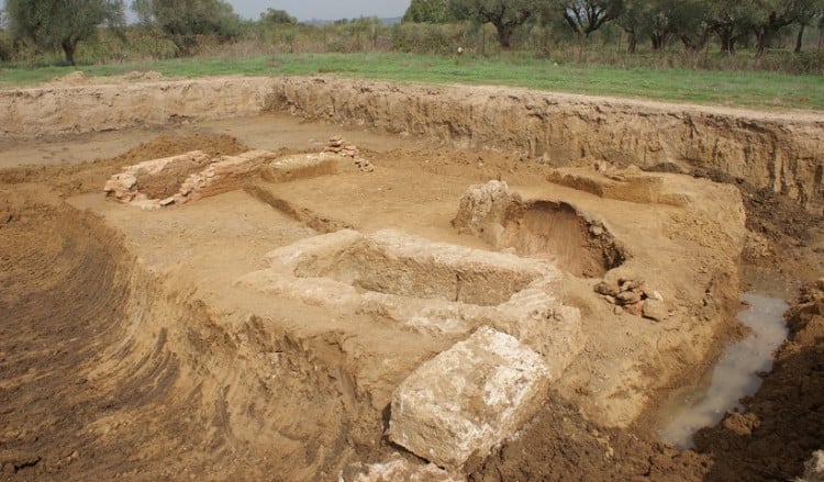 Οικόπεδο στην Ηλεία «έκρυβε» οκτώ τάφους της νεκρόπολης της Αρχαίας Ήλιδας