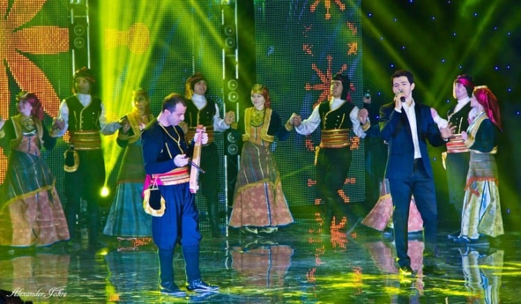 Αλέξανδρος Τσοποζίδης: Ο τραγουδιστής που κέρδισε τις καρδιές χιλιάδων θαυμαστών (βίντεο)