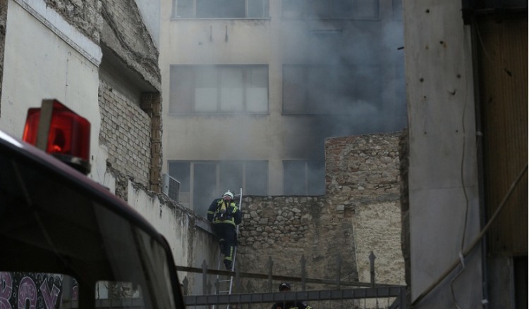 Απεγκλωβίστηκαν τέσσερα άτομα από κτήριο στη λεωφόρο Συγγρού έπειτα από πυρκαγιά
