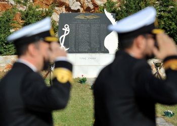 Στιγμιότυπο από την επιμνημόσυνη δέηση για τους τρεις αξιωματικούς που σκοτώθηκαν στα Ίμια, στη Διοίκηση Ελικοπτέρων Ναυτικού στο Κοτρώνι Μαραθώνα (φωτ.: ΥΠΕΘΑ)