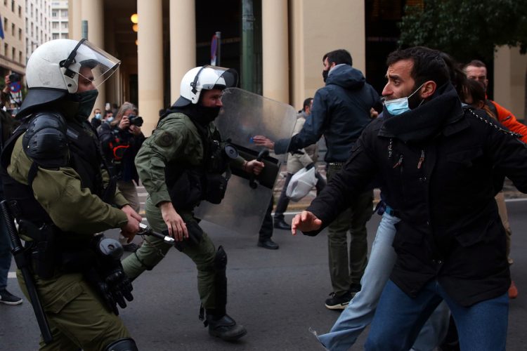 Ένταση μεταξύ δυνάμεων των ΜΑΤ και διαδηλωτών στη συγκέντρωση αλληλεγγύης στον Δημήτρη Κουφοντίνα, στα Προπύλαια στο κέντρο της Αθήνας (φωτ.: ΑΠΕ-ΜΠΕ / Ορέστης Παναγιώτου)