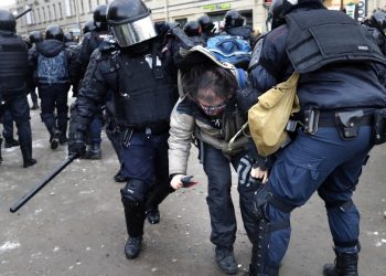 Ρώσοι αστυνομικοί συλλαμβάνουν έναν διαδηλωτή κατά τη διάρκεια της συγκέντρωσης που έγινε χωρίς την άδεια των Αρχών (φωτ.: EPA / Anatoly Maltsev)