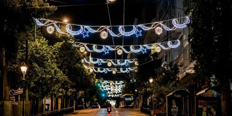 Η οδός Σταδίου στην Αθήνα στολισμένη για τα Χριστούγεννα 2020 (φωτ.: ΑΠΕ-ΜΠΕ / Δήμος Αθηναίων /STR)
