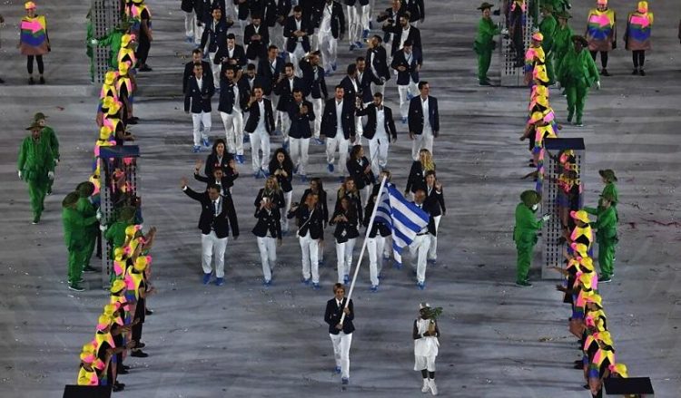 Η Σοφία Μπεκατώρου σημαιοφόρος της ελληνικής ομάδας στους Ολυμπιακούς του 2016 στο Ρίο (φωτ.: olympic.org / Getty)