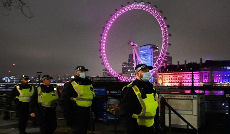 Αστυνομικοί περιπολούν την Παραμονή Πρωτοχρονιάς στο Λονδίνο, στη Βρετανία (φωτ.: EPA/ANDY RAIN)