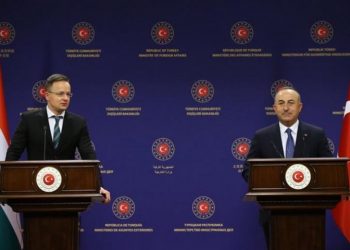 Μεβλούτ Τσαβούσογλου και Πέτερ Σιγιάρτο κατά τη συνέντευξη Τύπου στην Άγκυρα (φωτ.: Twitter / Mevlüt Çavuşoğlu)