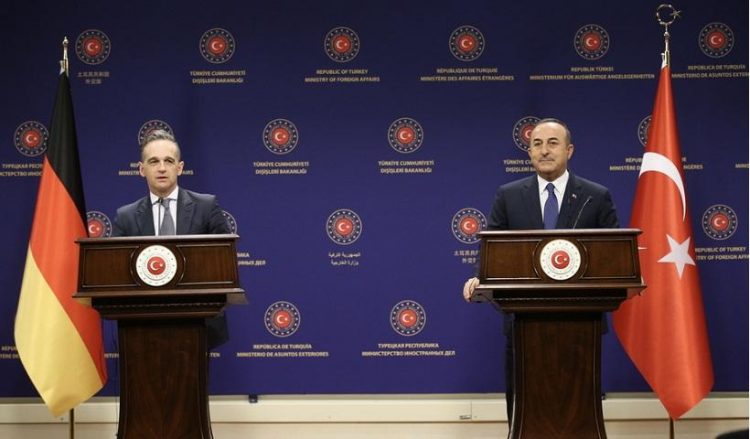 Μ. Τσαβούσογλου (Δ) και Χ. Μάας στην κοινή συνέντευξη Τύπου (φωτ.: EPA / Cem Ozdel / Turkish Foreign Ministery Press Office)