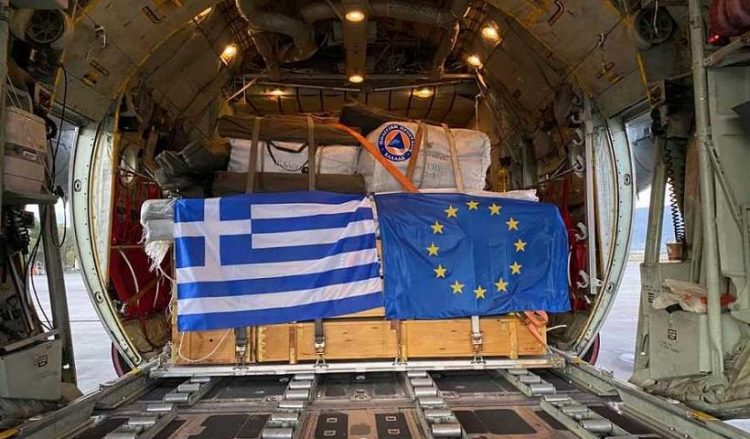 Εικόνα από το αεροσκάφος που μετέφερε την ελληνική βοήθεια στην Κροατία (φωτ.: ΑΠΕ-ΜΠΕ / STR)