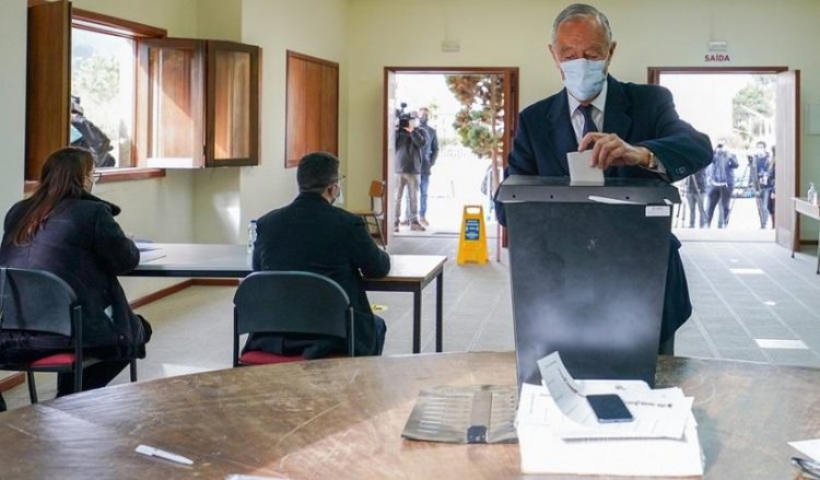 Ο Μαρσέλο Ρεμπέλο ντε Σόουζα ρίχνει την ψήφο του (φωτ.: EPA / Hugo Delgado)