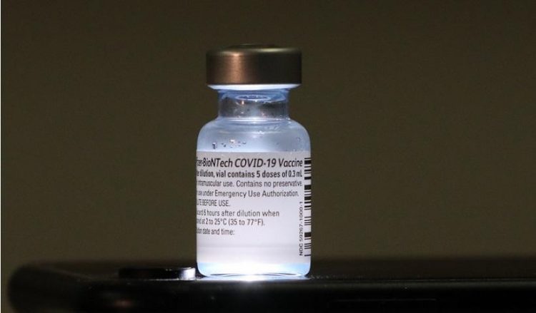 Το εμβόλιο της Pfizer κατά της Covid-19 (φωτ.: EPA / Abir Sultan)