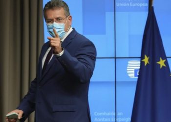 Ο αντιπρόεδρος της Κομισιόν Μάρος Σέφκοβιτς σε συνέντευξη Τύπου στις Βρυξέλλες, μετά την άτυπη τηλεδιάσκεψη των ΥΠΕΞ της ΕΕ (φωτ.: EPA / Olivier Matthys / Pool)