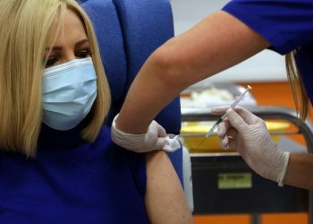 Η πρόεδρος του ΚΙΝΑΛ Φώφη Γεννηματά (Α) εμβολιάζεται με το εμβόλιο κατά του COVID 19 στο νοσοκομείο "Ευαγγελισμός", Δευτέρα 4 Ιανουαρίου 2020. ΑΠΕ-ΜΠΕ/ΑΠΕ-ΜΠΕ/ΑΛΕΞΑΝΔΡΟΣ ΜΠΕΛΤΕΣ
