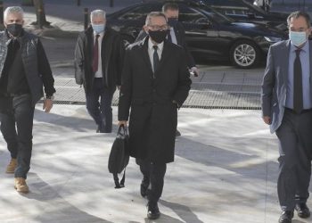 Ο διοικητής της Τράπεζας της Ελλάδος Γιάννης Στουρνάρας προσέρχεται στον Άρειο Πάγο για να καταθέσει για την υπόθεση Novartis (φωτ.: ΑΠΕ-ΜΠΕ / Κώστας Τσιρώνης)