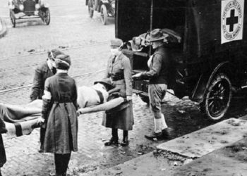Μέλη του Ερυθρού Σταυρού στις ΗΠΑ, στο Μισούρι του 1918, μεταφέρουν άνδρα που πέθανε από ισπανική γρίπη (φωτ.: wikimedia commons/St. Louis Post Dispatch)