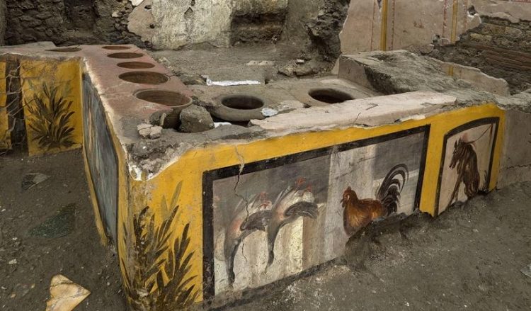Εικόνα από το Αρχαιολογικό Πάρκο της Πομπηίας, στην Ιταλία, που δόθηκε σήμερα στη δημοσιότητα και δείχνει το προσφάτως ανακαλυφθέν «Θερμοπωλείο» που θα είναι επισκέψιμο από το κοινό, το Πάσχα του 2021 (φωτ.: EPA/PARCO ARCHEOLOGICO DI POMPEI / HANDOUT)