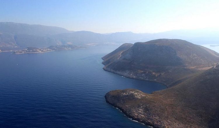 Άποψη του Καστελόριζου (δεξιά) και των τουρκικών ακτών (φωτ.: ΑΠΕ-ΜΠΕ / Παντελής Σαΐτας)