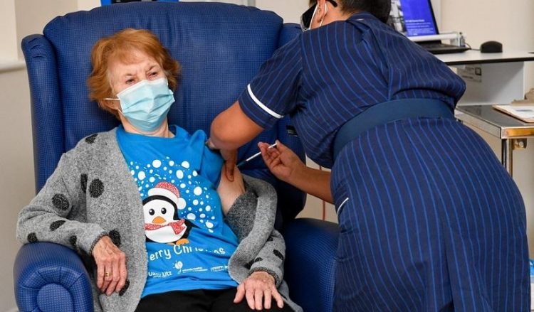 Η 90χρονη Μάργκαρετ Κίναν έγινε η πρώτη που εμβολιάστηκε κατά της Covid-19 στον κόσμο (φωτ.: Jacob King / Press Association)