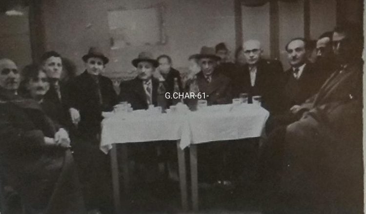 Ο Φίλων Κτενίδης (στο κέντρο με το καπέλο) στη Λέσχη Ποντίων Καβάλας το 1951 (πηγή: Facebook / Georges Charpantof)